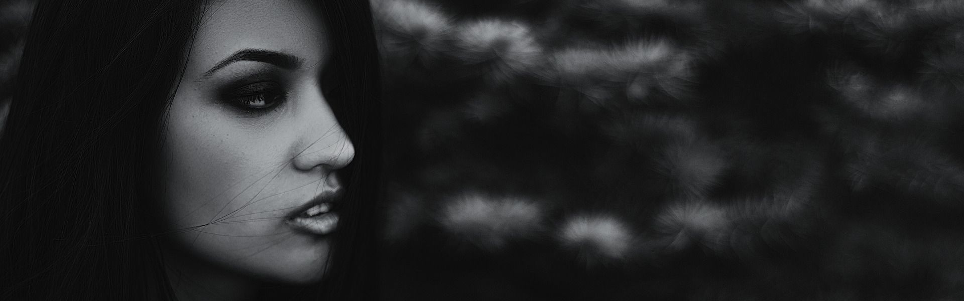 Portrait noir et blanc aux cheveux longs, visuel d’origine Biotycoif